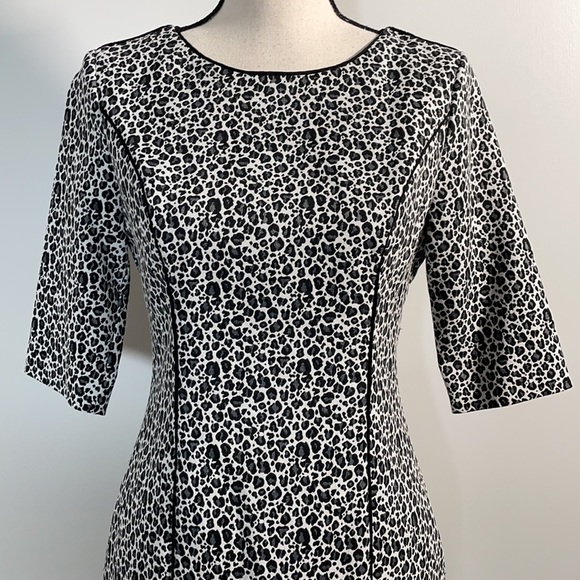 BANANA Republic Black White Printed Round Neck Half Sleeve Sheath Dress 2 - Picture 3 of 8